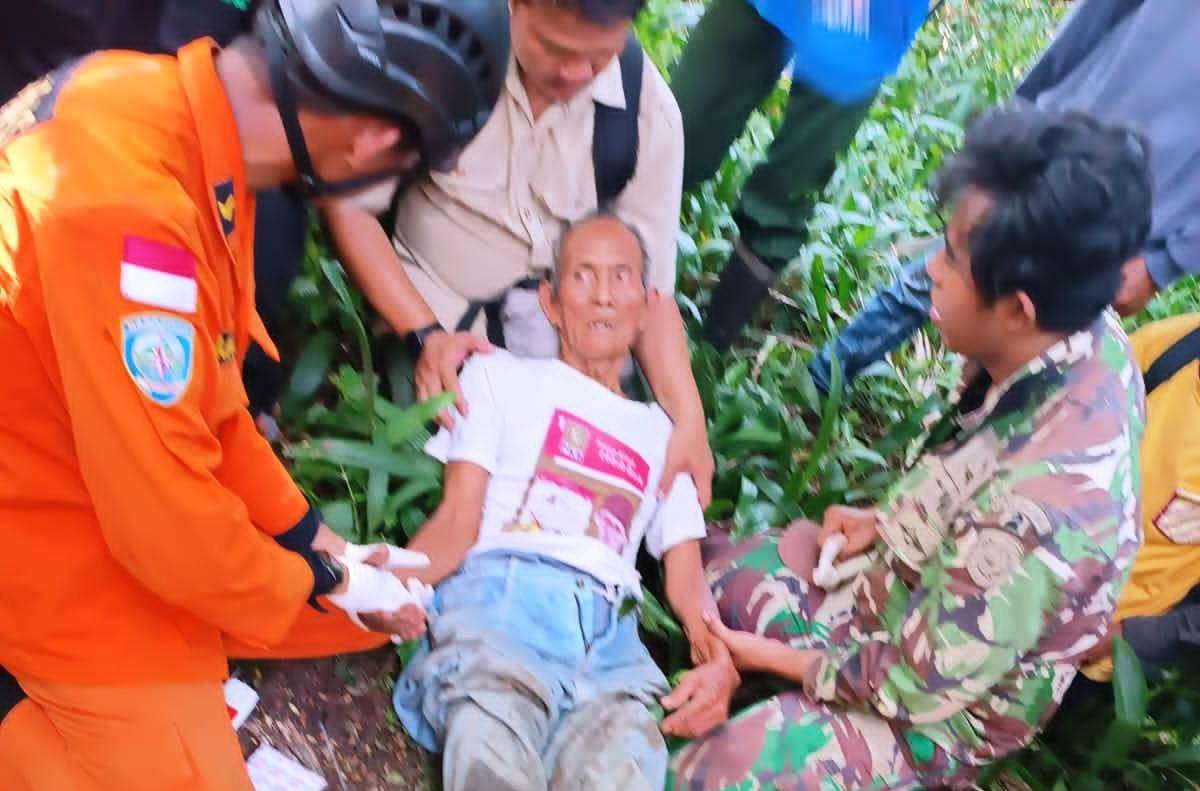 Kakek Misnadin ditemukan dalam kondisi selamat setelah hilang empat hari (foto:Basarnas Ketapang, Banyuwangi)