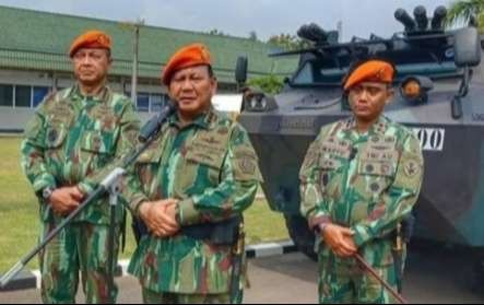Menhan Prabowo Subianto diangkat menjadi keluarga kehormatan Kopasus TNI AU ( Foto: Puspen TNI AU )