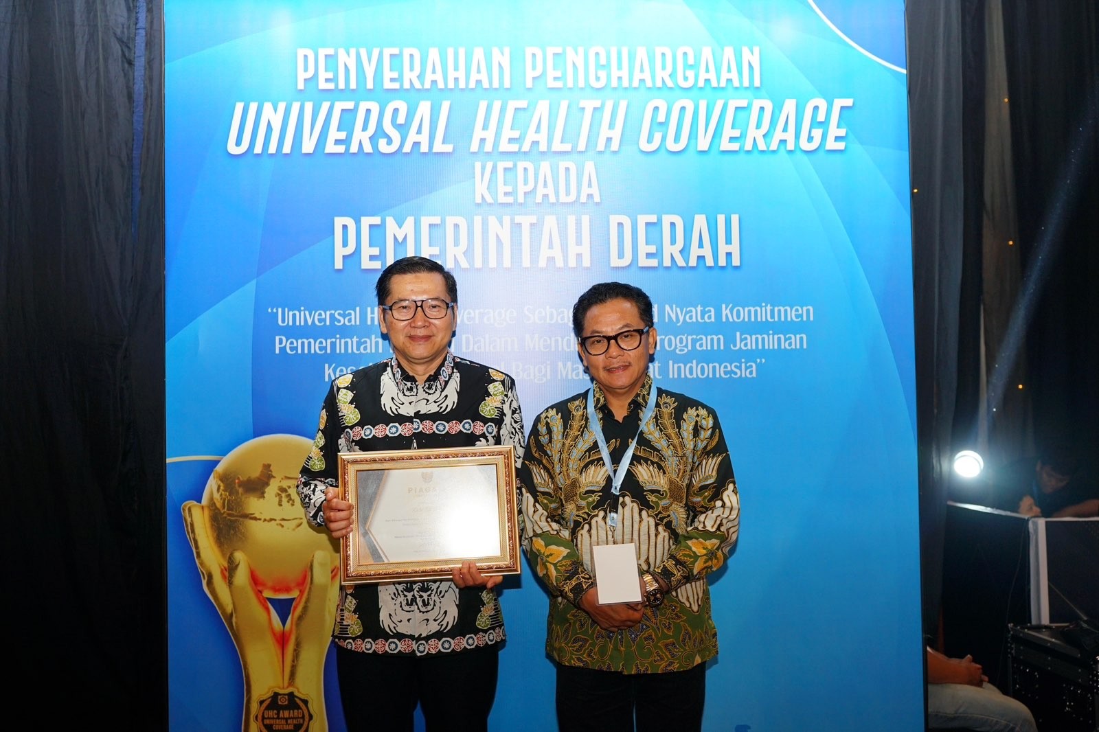 Kepala Dinas Kesehatan Kota Malang, dokter Husnul Mu’arif (kanan) dan Walikota Malang, Sutiaji (kiri) saat menerima penghargaan Universal Health Coverage di Gedung Balai Sudirman, Jakarta Selatan (Foto: Humas Pemkot Malang)