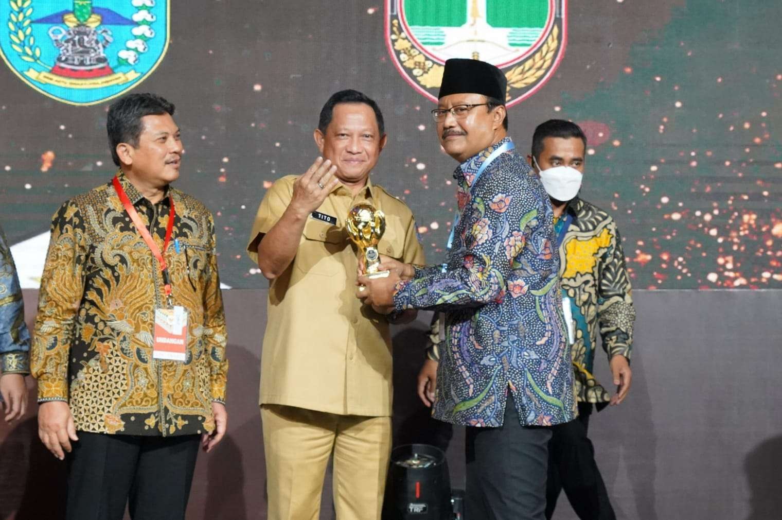 Walikota Pasuruan Saifullah Yusuf alias Gus Ipul saat menerima penghargaan UHC 100 Persen dari Kemendagri Tito Karnavian. (Foto: Humas Pemkot Pasuruan)