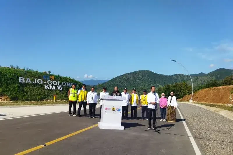 Presiden RI Joko Widodo meresmikan Jalan Bajo-Golo Mori yang menjadi akses ke kawasan ekonomi khusus (KEK) Golo Mori, Labuan Bajo, NTT. (Foto: Setpres)