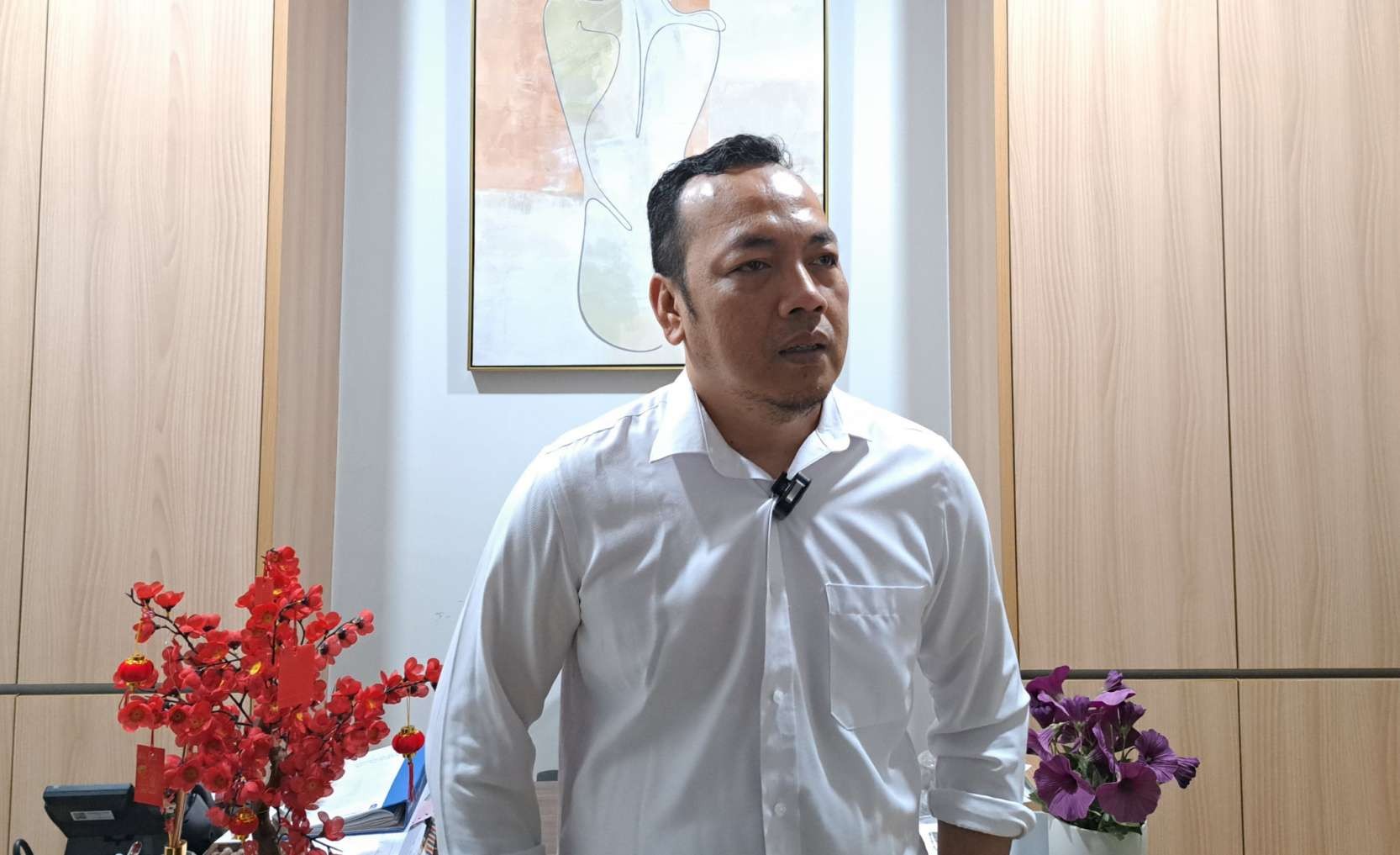 Dokter bedah plastik, Bambang Wicaksono saat menjelaskan tren bedah plastik 2023. (Foto: Pita Sari/Ngopibareng.id)