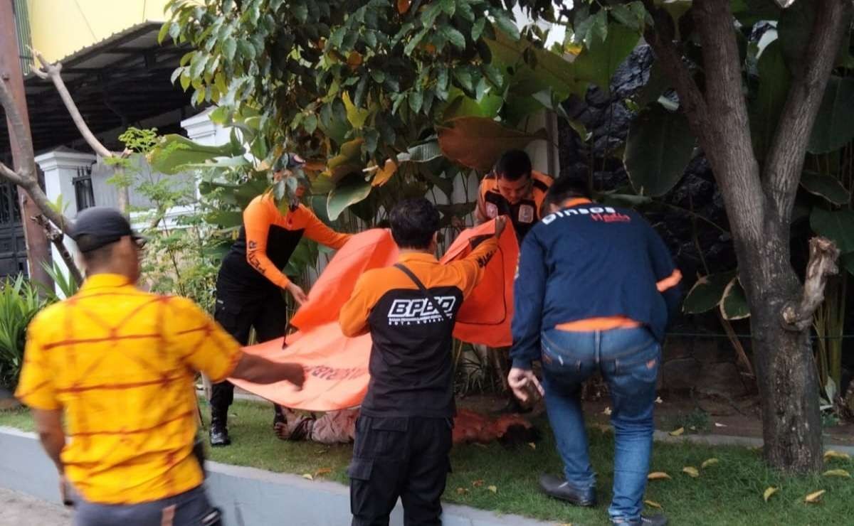 Evakuasi jenazah pria diduga pencuri disalah satu rumah warga di daerah Kelantan, Perak, Surabaya. (Foto: BPBD Surabaya)