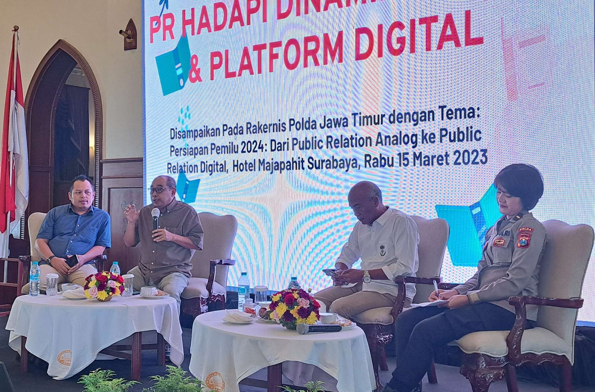 CEO Ngopibareng.id Arif Afandi (kedua dari kiri) saat pemaparan mengenai dinamika media massa dan platform digital di era Pemilu 2024. (Foto: Pita Sari/Ngopibareng.id)