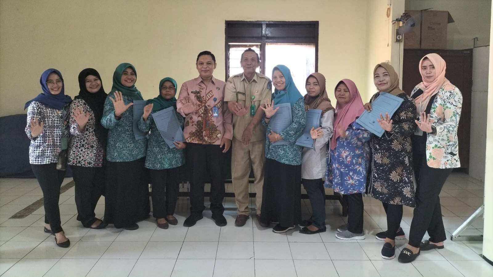Kepala Tim Rehabilitasi BNN Surabaya, dr Singgih Widi Pratomo (lima dari kiri) bersama kader pemulihan. (Foto: BNN Surabaya)