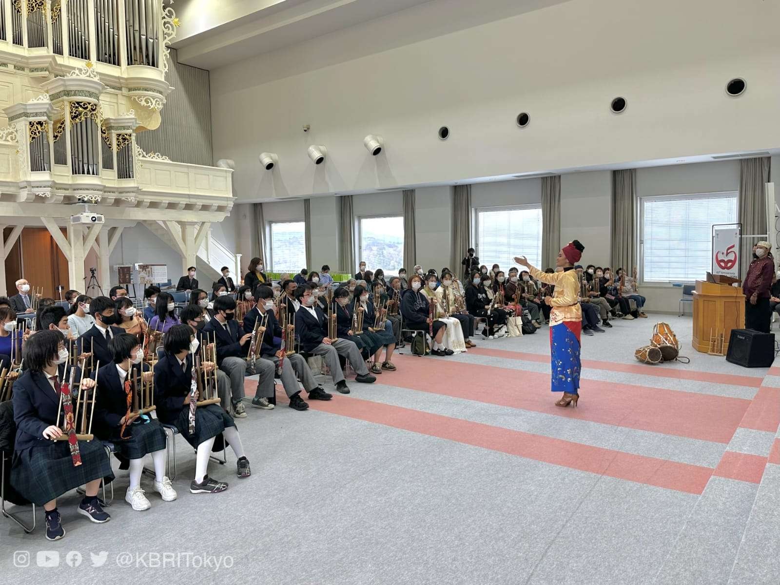 Lebih dari 120 warga Jepang tampak antusias dengan Lokakarya Angklung yang dihadiri oleh Presiden Chubu Gakuin University Ema Satoshi dan Presiden Chubu Gakuin College Katagiri Fumie, dalam acara Indonesia-Japan Friendship Day (IJFD) di Gifu pada Senin, 13 Maret 2023. (Foto: istimewa)