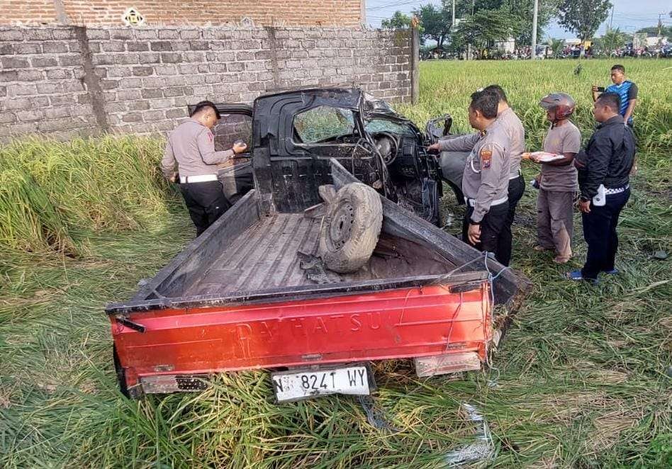 Pikap terlempar ke sawah setelah ditabrak KA Wijaya Kusuma di perlintasan Desa Jorongan, Kecamatan Leces, Kabupaten Probolinggo. (foto: Ikhsan Mahmudi/Ngopibareng.id)