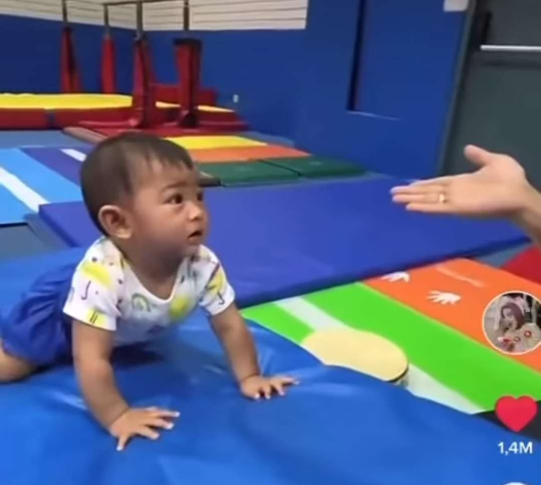 Moana, anak YouTuber Ria Ricis, belajar koprol di usia tujuh bulan. (Foto: Instagram)