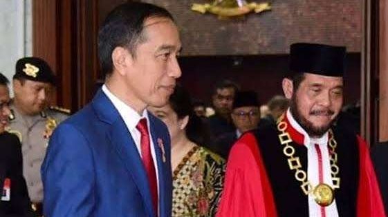 Anwar Usman (kanan), adik ipar Presiden Jokowi, terpilih kembali menjadi Ketua Mahkamah Konstitusi (MK). (Foto: Istimewa)