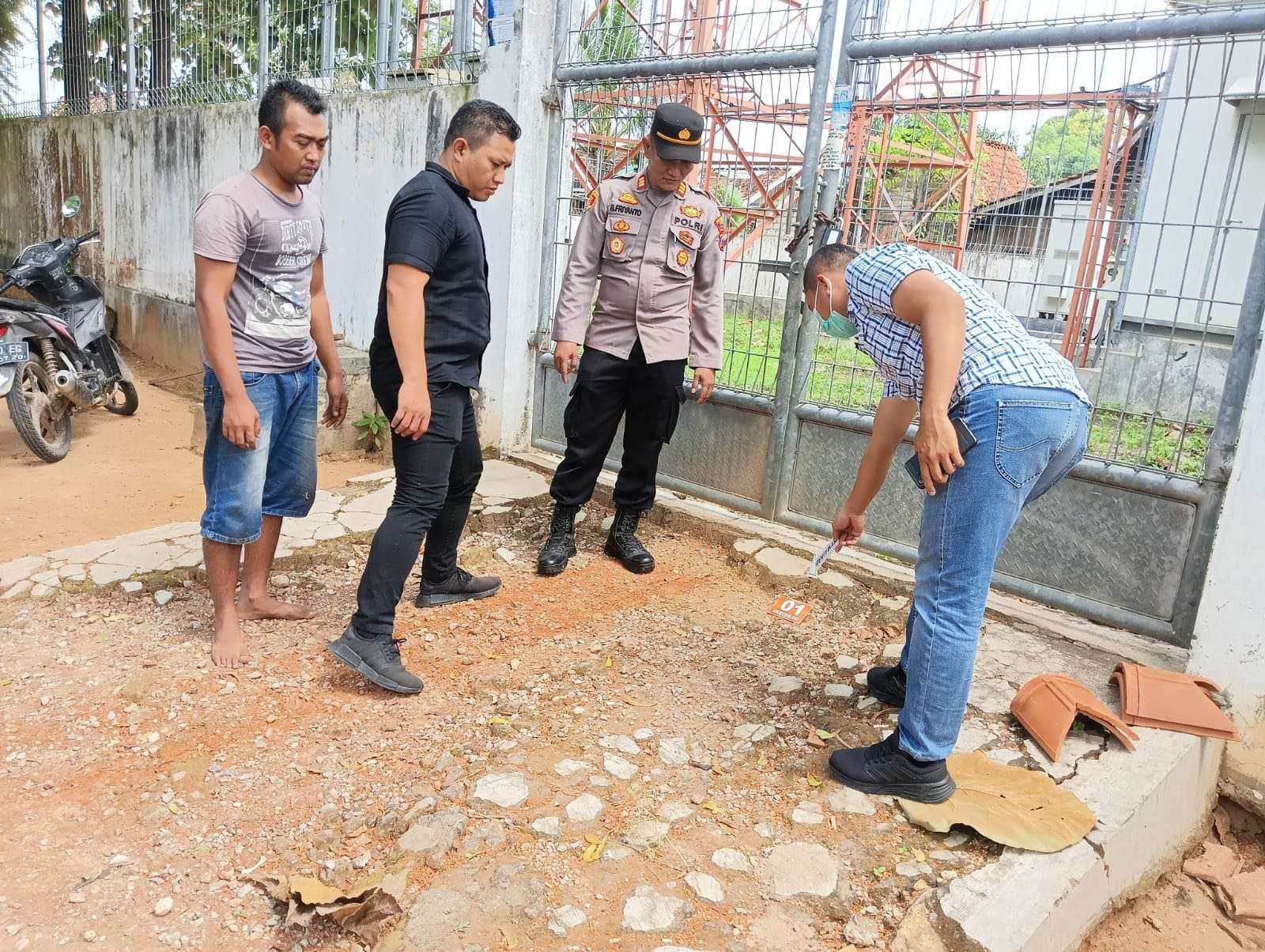Petugas dari Polres Tuban saat melakukan olah Tempat Kejadian Perkara (Foto: Dok Polres Tuban)