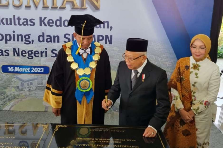 Rektor Unesa, Prof Nurhasan saat mendampingi Wakil Presiden Indonesia Ma'Aruf Amin di Unesa Surabaya. (Foto: Pita Sari/Ngopibareng.id)