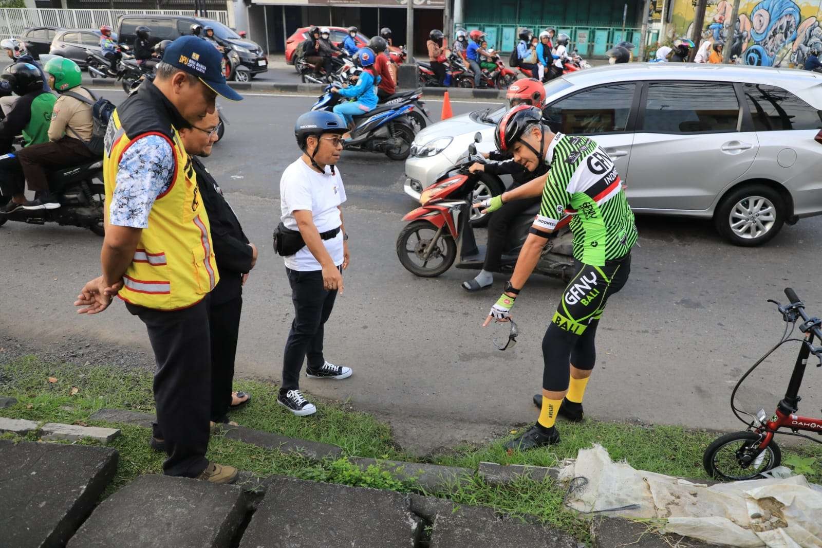 Gubernur Jawa Tengah Ganjar Pranowo meninjau kondisi ruas jalan rusak di Jalan Brigjen Sudiarto, Semarang, Kamis 16 Maret 2023. (Foto: Pemprov Jateng)