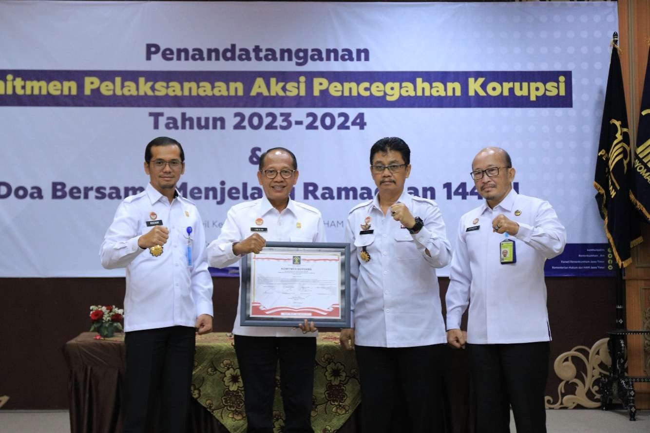 Kakanwil Kemenkumham Jatim pimpin jajarannya tandatangani komitmen pelaksanaan aksi pencegahan korupsi. (Foto: Humas Kemenkumham Jatim)