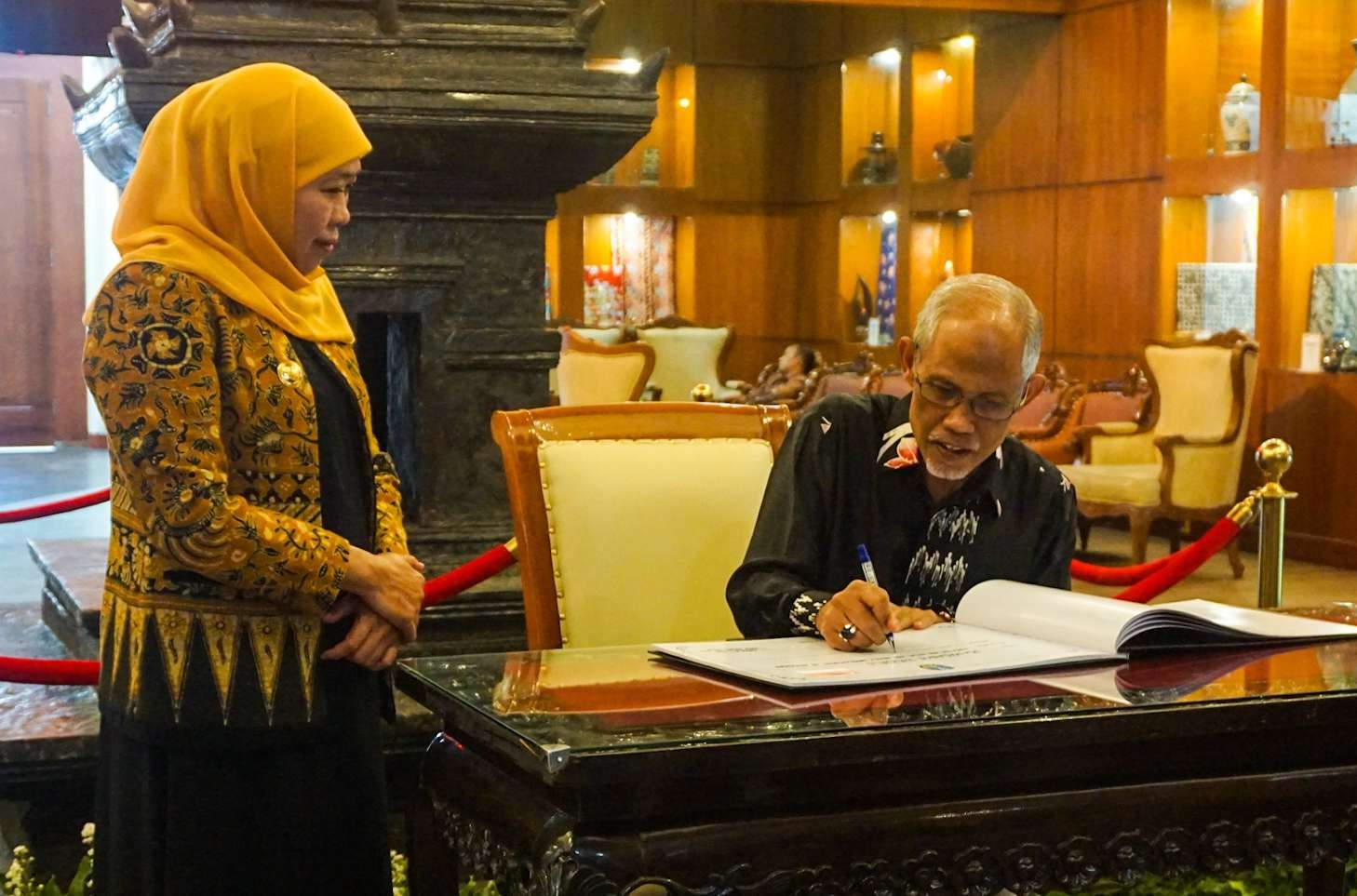Gubernur Jatim Khofifah Indar Parawansa saat dampingi Mensos Singapura tanda tangani MOU (foto : Aini/Ngopibareng.id)