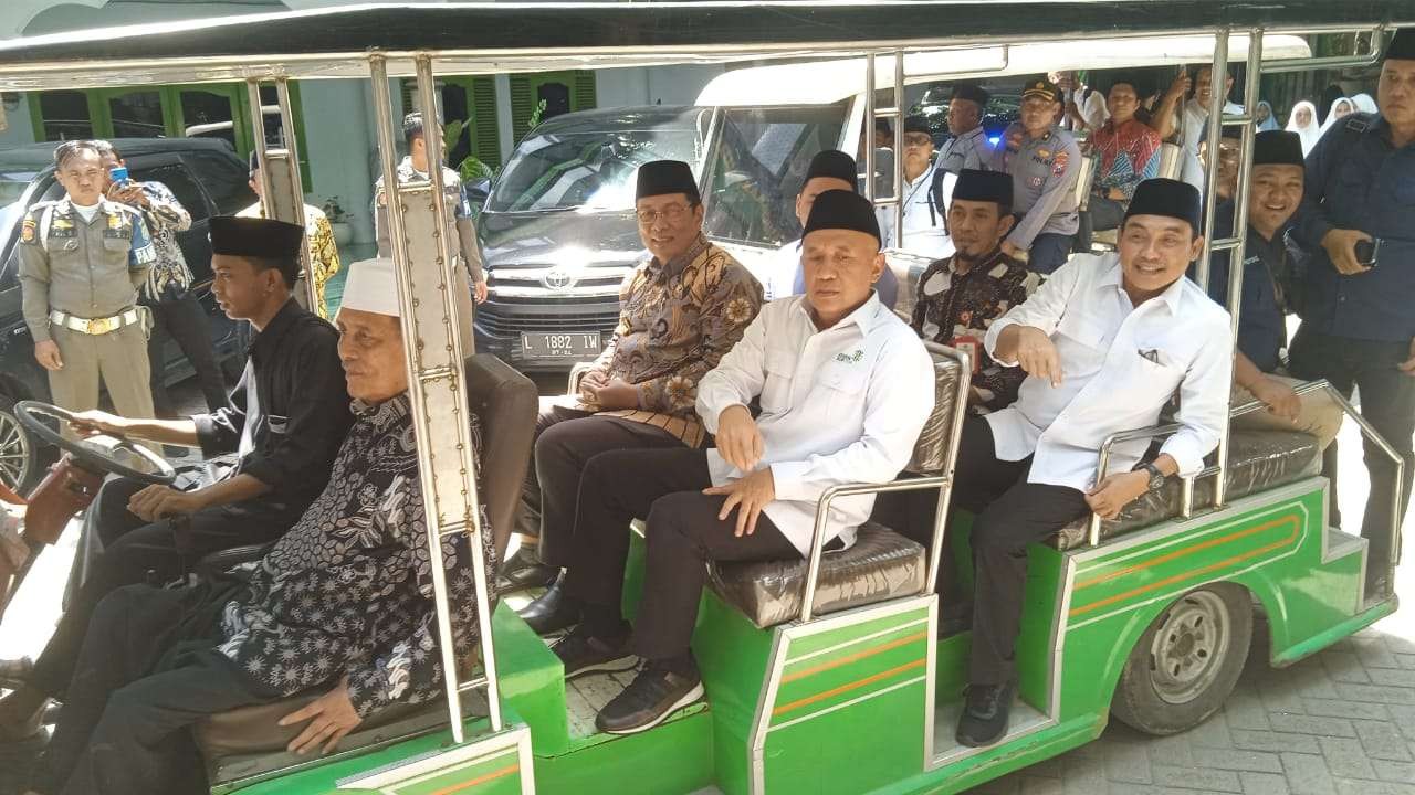 Menteri Koperasi dan UMKM RI Teten Masduki (baju putih) saat berkunjung di Ponpes Sunan Drajat, Paciran Lamongan (Foto: Imron Rosidi/ngopibareng.id).