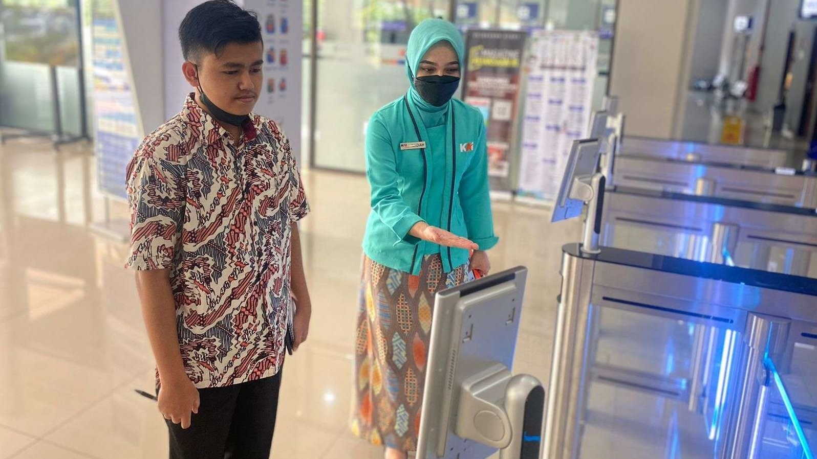 Penumpang kereta api di Stasiun Kota Malang sedang boarding menggunakan face recognition. (Foto: Dok. PT KAI)