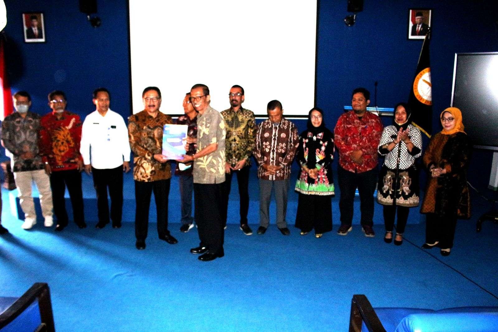 Pelantikan pengurus baru Yayasan Pendidikan Wartawan Jawa Timur. (Foto: Dok Stikosa-AWS)