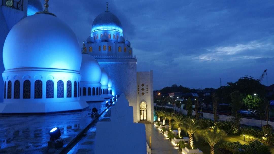 Masjid Raya Sheikh Zeyed Solo, panorama indah di Jawa Tengah pada waktu malam. (Foto: dok/Ngopibareng.id)