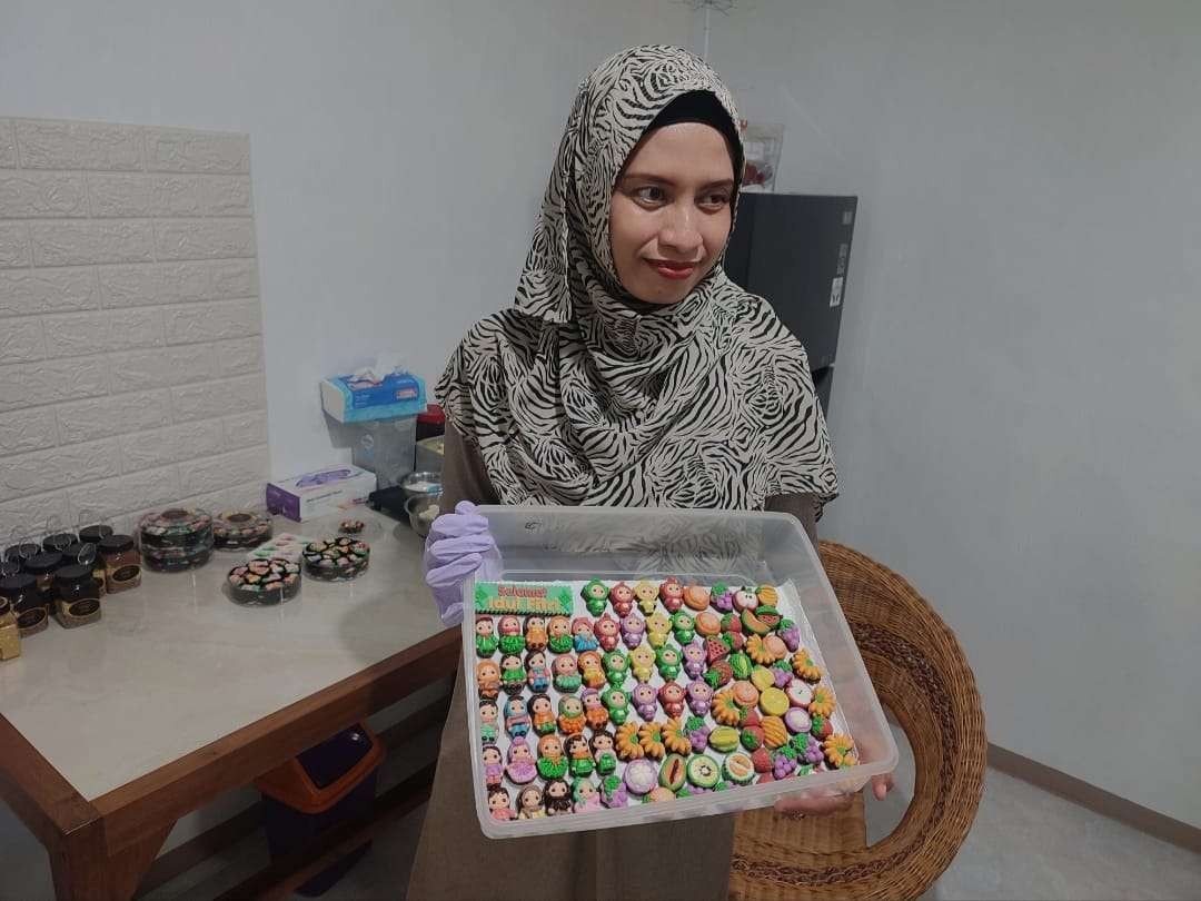 Diah Amilia 38 tahun, emak-emak warga Kecamatan Pungging, Kabupaten Mojokerto hobi makan cokelat sejak kecil. (Foto: Deni Lukmantara/Ngopibareng.id)