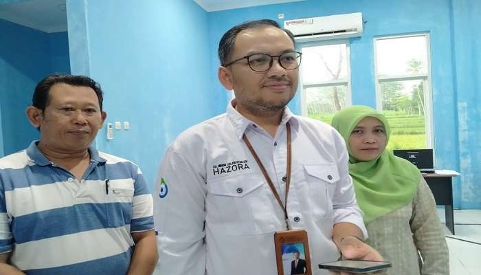 Direktur Utama Perumdam Tirta Pendalungan Jember, Miftahur Ridho memaparkan pemecatan manajer Hazora (Foto: Rusdi/Ngopibareng.id)