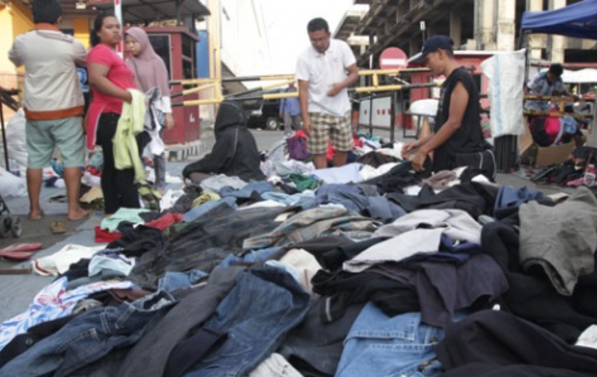 Pemerintah melarang impor baju bekas atau thrifting. Langkah tegas dilakukan degan memusnahkan jutaan baju bekas. (Foto: Tempo)