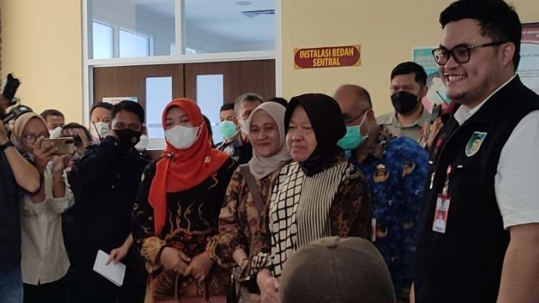 Menteri Sosial Tri Rismaharini meninjau persiapan operasi katarak di Kediri. (Foto: Fendhy Lesmana/Ngopibareng.id)