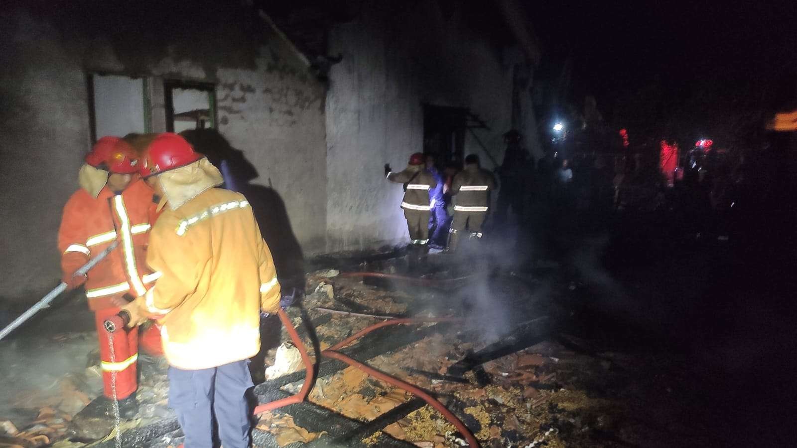 Petugas Damkar sedang memadamkan api rumah warga Desa Prijek Ngablak, Kecamatan  Karanggeneng (Foto :Istimewa)