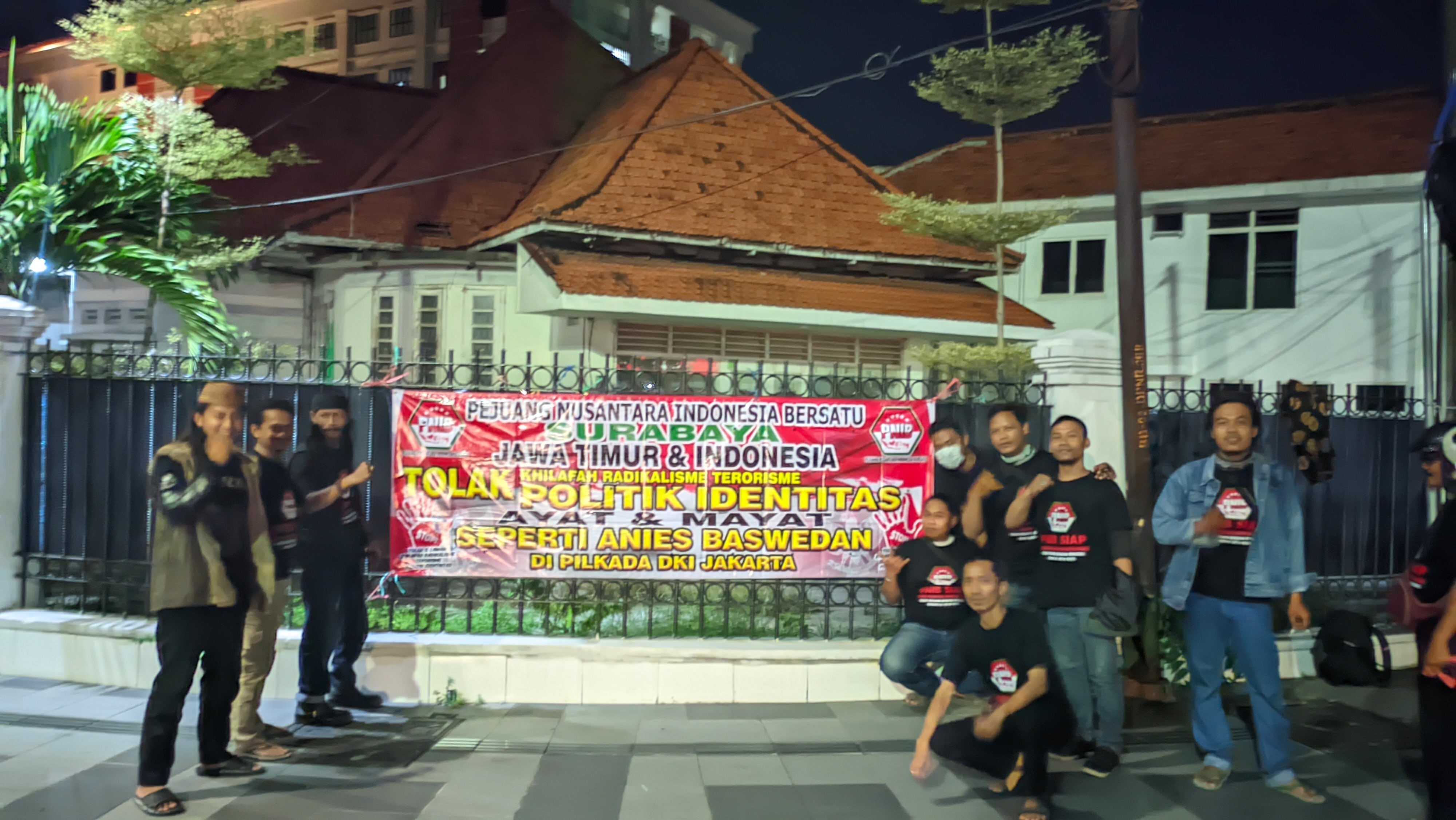 Spanduk penolakan kunjungan Anies Baswedan terpasang di Surabaya (Foto: Dok PNIB Surabaya)