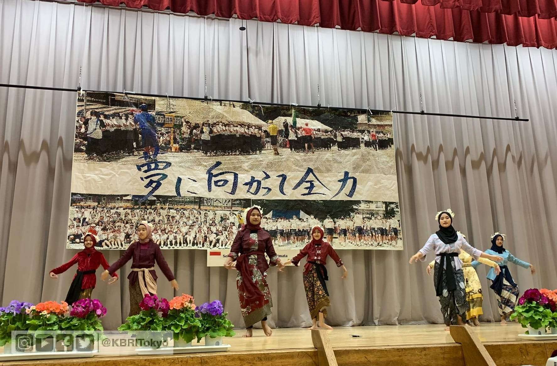 Para siswa siswi SMPN 2 Cianjur Jawa Barat tengah menari jaipong untuk penampilan seni dan budaya Indonesia di hadapan 350 siswa siswi SMP Yachimata, Prefektur Chiba, dalam Program Pertukaran Pendidikan dan Budaya digelar pada 13 - 17 Maret 2023. (Foto: istimewa)
