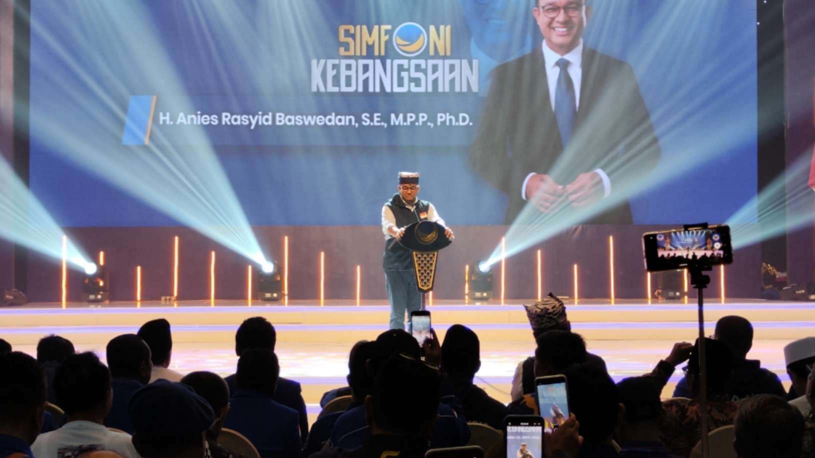 Bakal calon presiden (bacapres) Partai NasDem, Anies Baswedan, menemui ribuan kader di Dyandra Convention Centre, Surabaya, Jumat 17 Maret 2023. (Foto: Fariz Yarbo/Ngopibareng.id)
