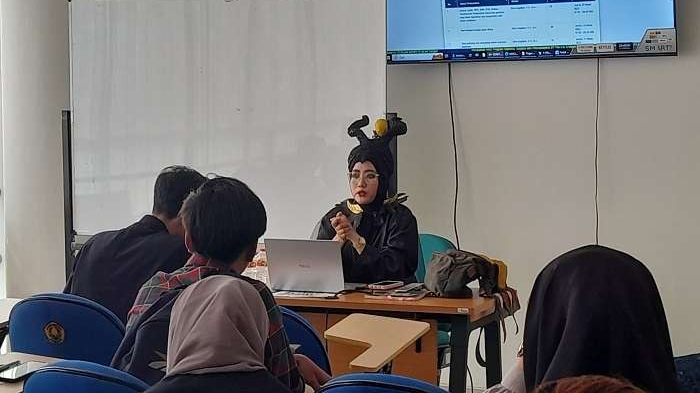 Dewi Angelina, dosen Fakultas Ilmu Budaya (FIB) Universitas Jember memakai kostum Maleficient, saat mengajar. (Foto: Dokumentasi Humas Unej)