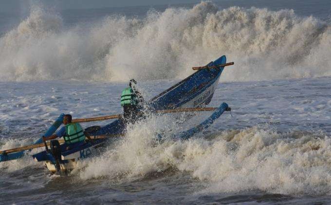 BMKG mengimbau nelayan untuk mewaspadi gelombang tinggi sejumlah perairan Indonesia. (Foto: Ilustrasi/Ant)