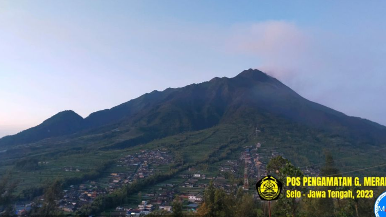 Laman ESDM melaporkan terjadinya 37 kali gempa guguran di Gunung Merapi, sepanjang Sabtu, 18 Maret 2023. Status Merapi tetap di Level III. (Foto: Magma)