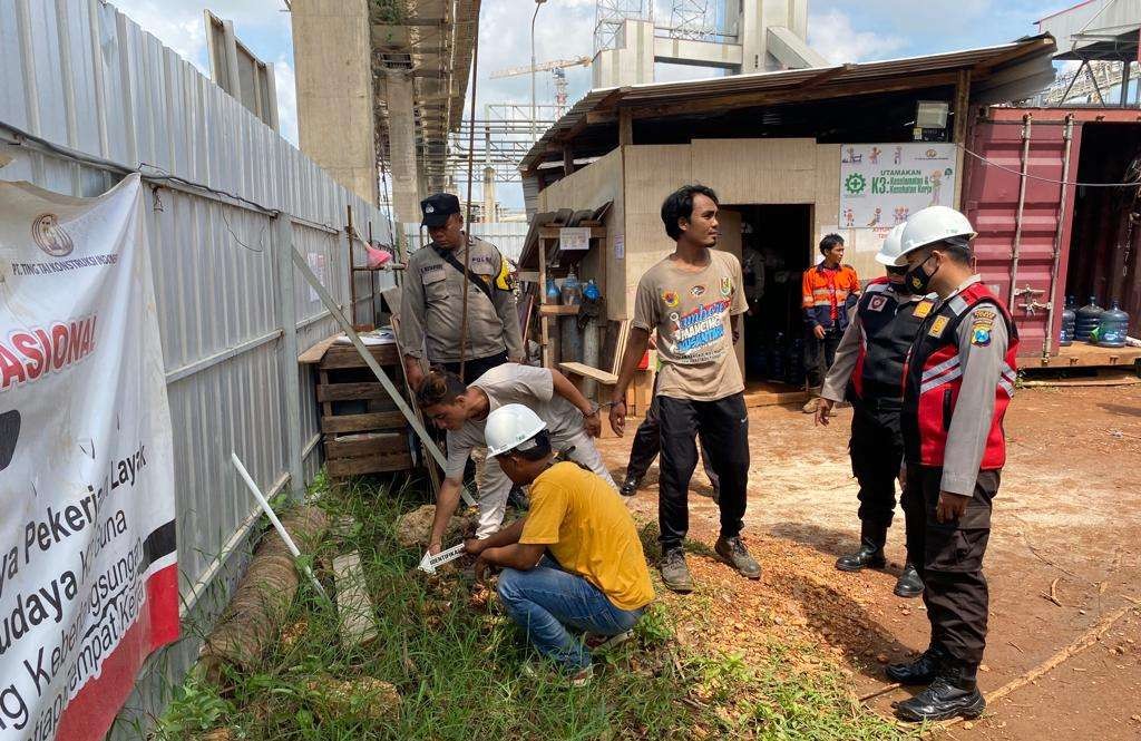 Petugas dari Polsek Tambakboyo, Polres Tuban melakukan olah tempat kejadian perkara pencurian besi (Dok. Polres Tuban)