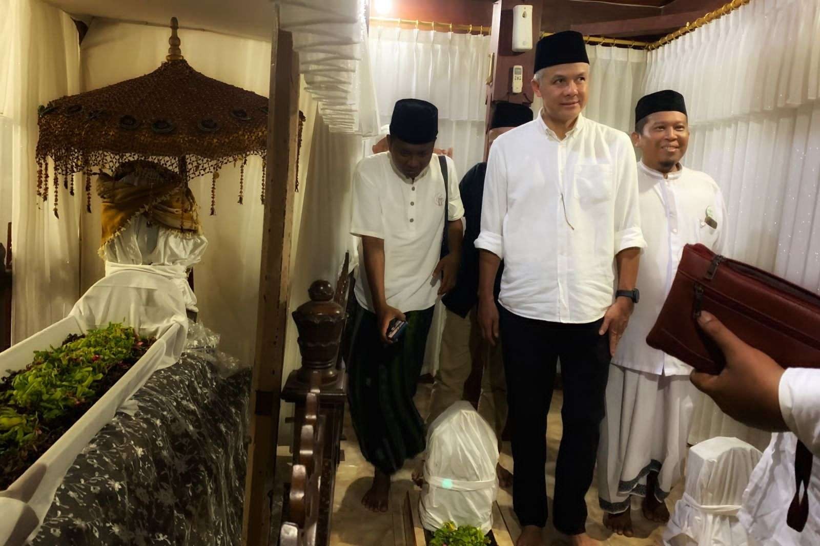 Gubernur Jawa Tengah, Ganjar Pranowo, yang berziarah ke makam wali sembilan, salah satunya makam Sunan Drajat di Lamongan, Jawa Timur. (Foto: Dokumentasi Jawa Tengah)