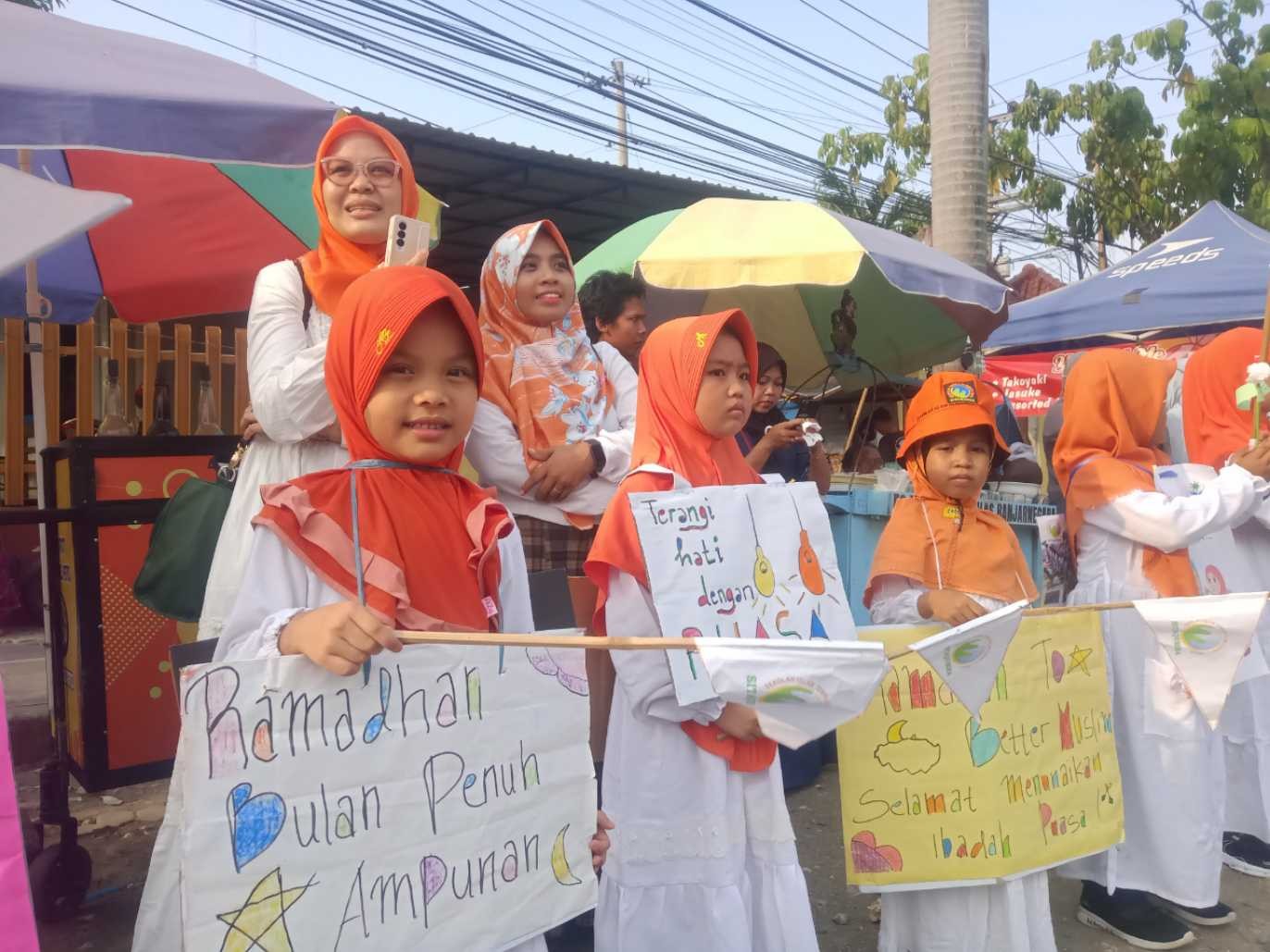 Ratusan siswa Sekolah Alam Quwwatul Ummah berpawai di Jalan Raya Cepu menyambut datangnya bulan Ramadan. (Foto: Ahmad Sampurno/Ngopibareng.id)