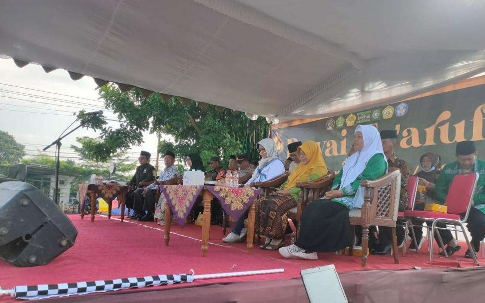 Badan otonomi (Banom) NU Dan Muhamadiyah, Fatayat NU dan Aisyah berdampingan di acara pawai taaruf se-Kanigoro, Blitar ( Foto: Choirul Anam)