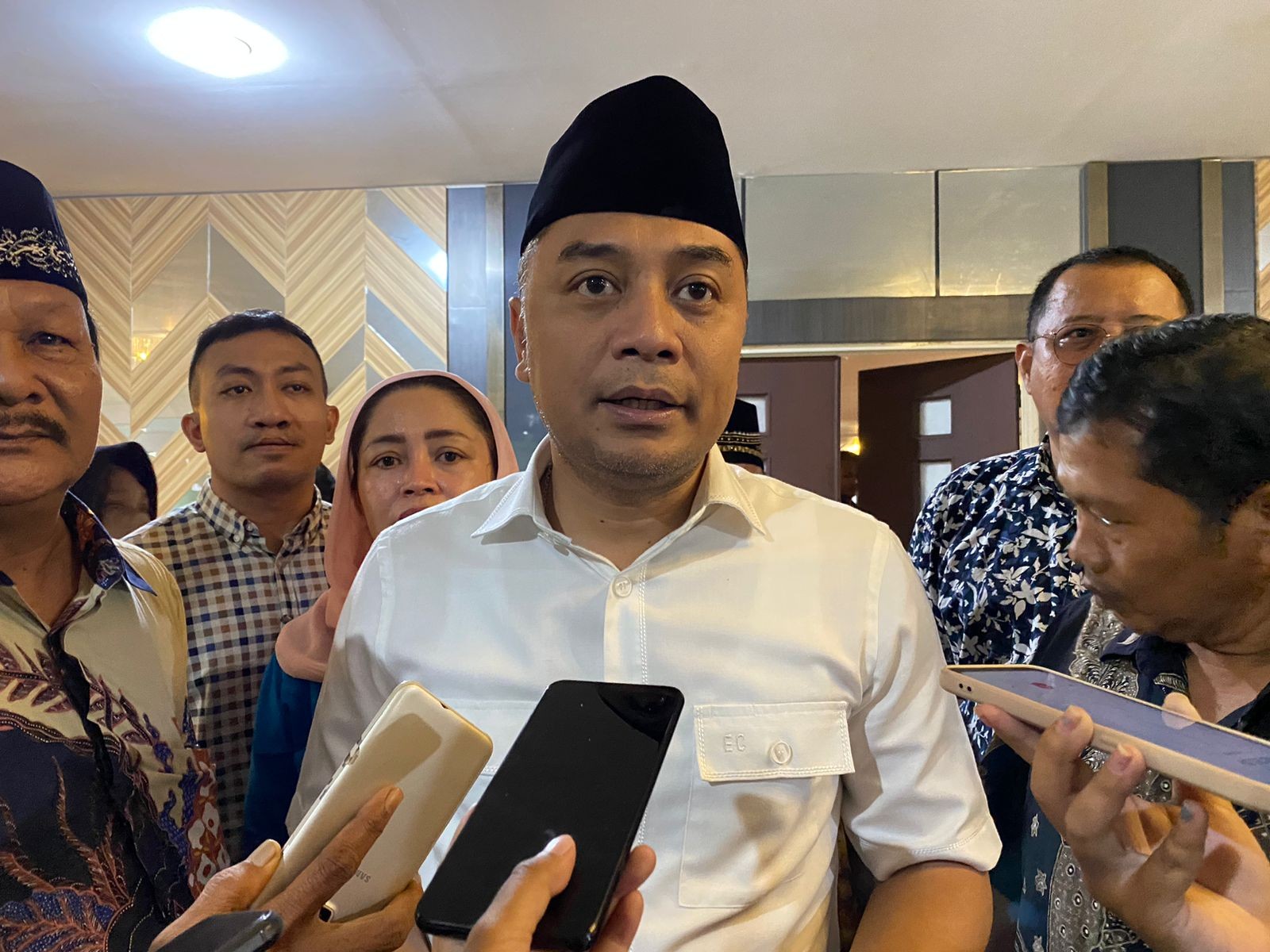 Walikota Surabaya, Eri Cahyadi saat hadiri pelantikan pengurus LPMK. (Foto: Andhi Dwi/Ngopibareng.id)