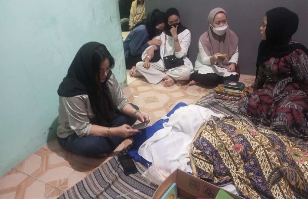 Anisa Bahar bergegas ke rumah duka, mantan suaminya Memo Sanjaya, begitu mendapatkan kabar duka. (Foto: Instagram @anisa_bahar_new)