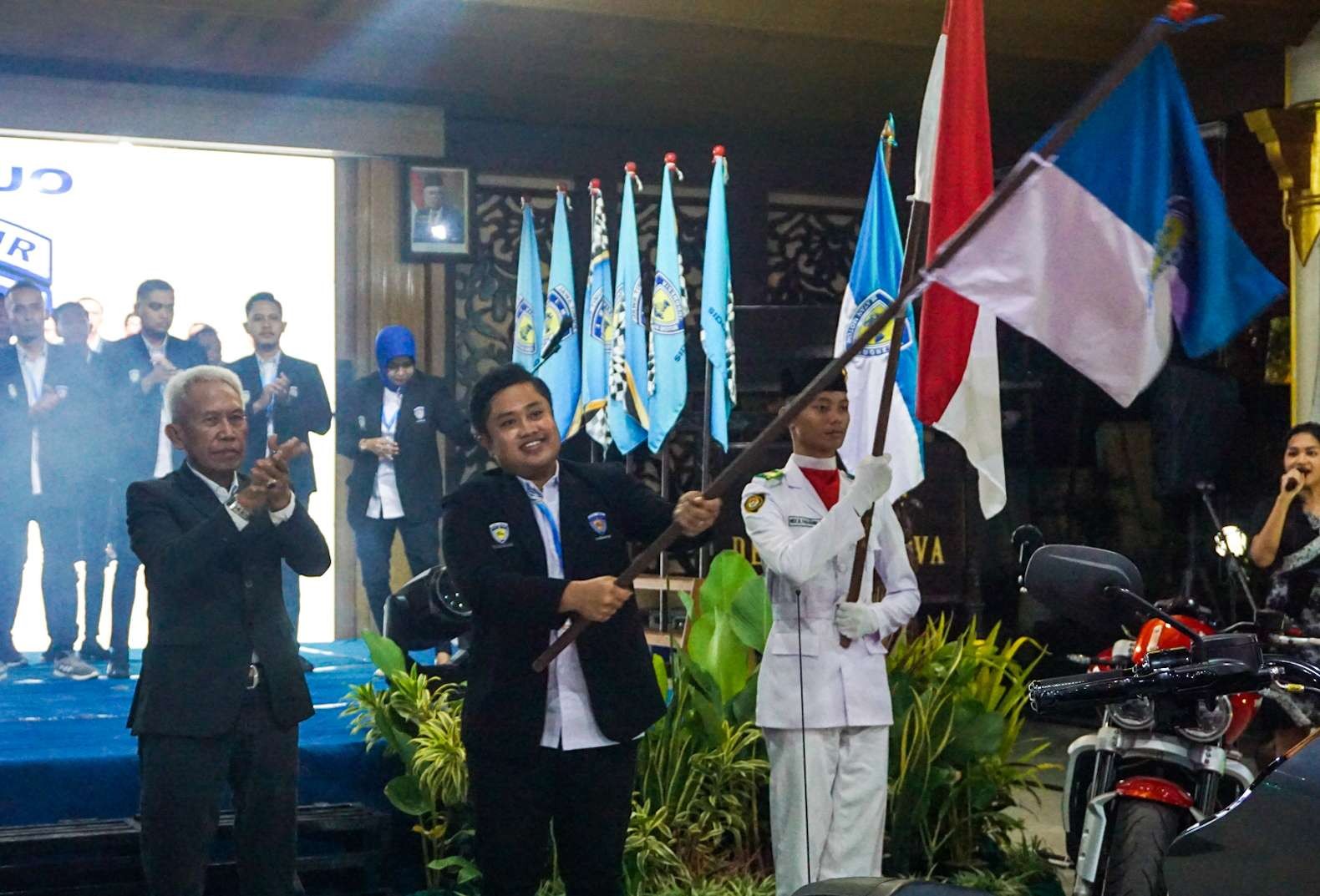 Zahlul Yussar saat memgibarkan bendera IMI Sidoarjo usai dilantik (Foto : Aini/Ngopibareng.id)