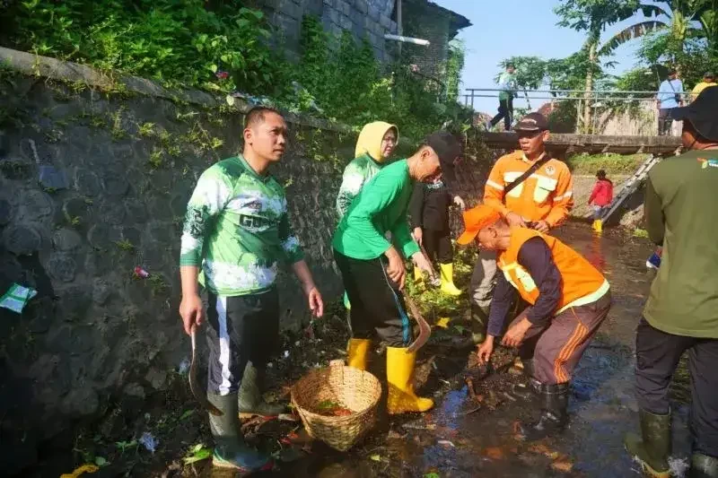 Bupati Lumajang Thoriqul Haq bersama Wabup Indah Amperawati ikut kerja bakti membersihkan sungai di Kelurahan Rogotrunan, Minggu, 19 Maret 2023. (Foto: Kominfo Lumajang)