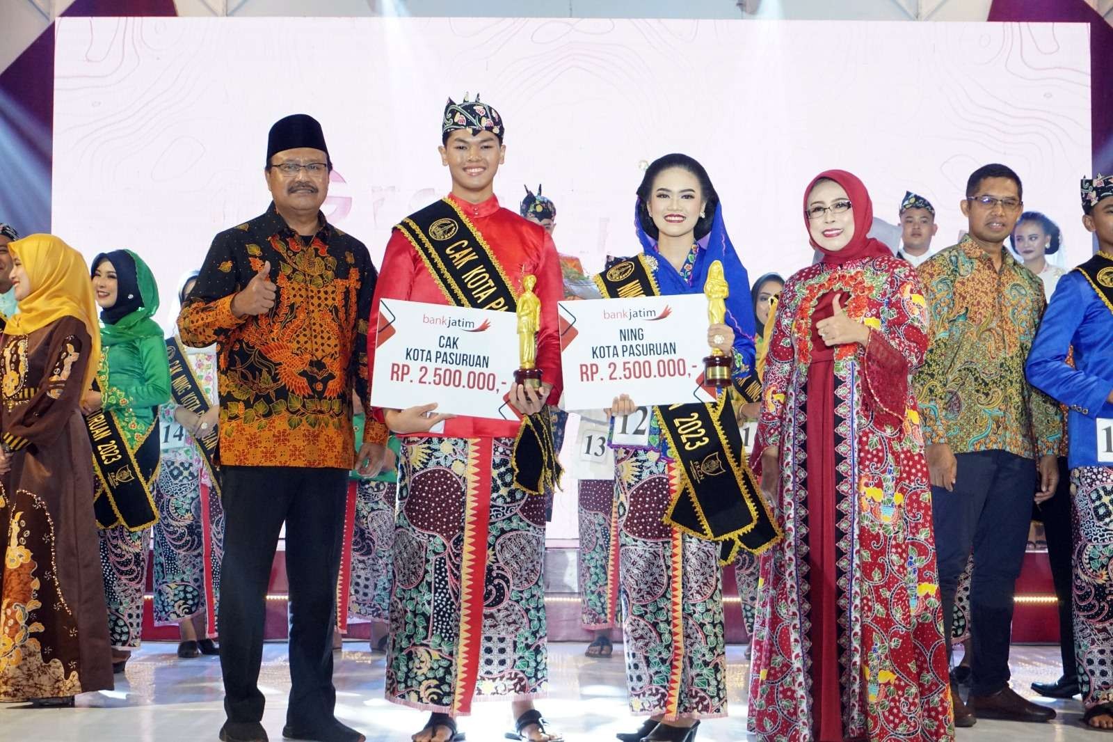 Can dan Ning Kota Pasuruan diapit Walikota Saifullah Yusuf (Gus Ipu) dan istri, Bunda Fatma. (Foto: Diskominfo Kota Pasuruan)