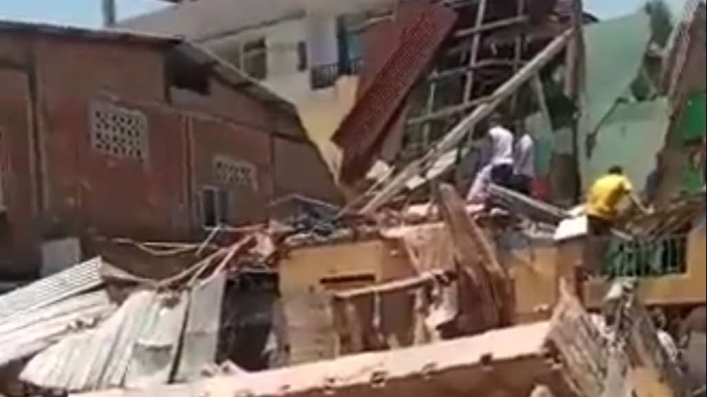 Bangunan rumah ambruk saat gempa mengguncang Ekuador. (Foto: Twitter)