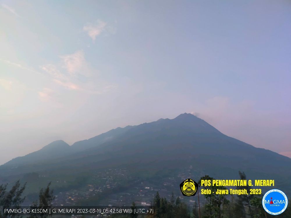 Gunung Merapi terlihat pada Minggu 19 Maret 2023. (Foto: magma.esdm)