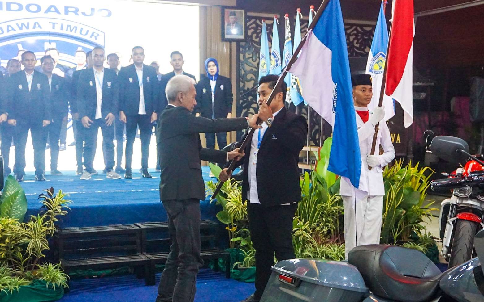 Serah terima bendera IMI usai pengukuhan Ketua IMI Sidoarjo (Foto: Aini/Ngopibareng.id)
