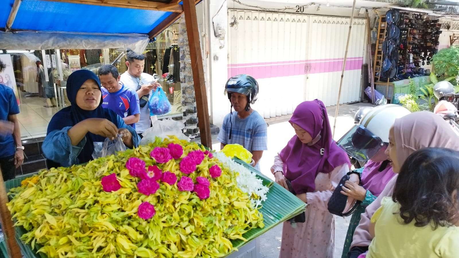 Sejumlah warga menyerbu kios bunga milik Hariyati. (Foto: Muh Hujaini/Ngopibareng.id)