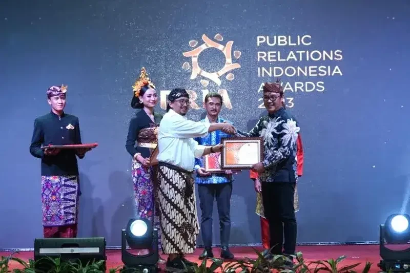 Kepala Dinas Komunikasi dan Informatika (Diskominfo) Surabaya M Fikser saat menerima tiga penghargaan sekaligus dalam ajang bergengsi Public Relation Indonesia Awards (PRIA) 2023 di Bali. (Foto: Humas Kota Surabaya)