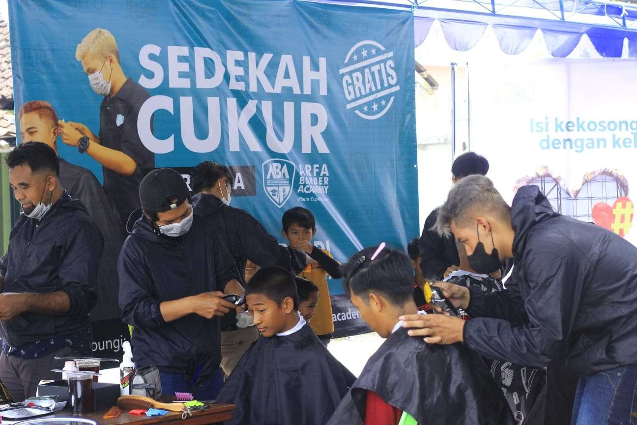 Dompet Dhuafa sebagai lembaga yang berhikmat menebarkan manfaat seluas-luasnya, bersama Arfa Babershop Yogyakarta mengadakan kegiatan cukur rambut gratis pada Jumat, 17 Maret 2023. (Foto:istimewa)