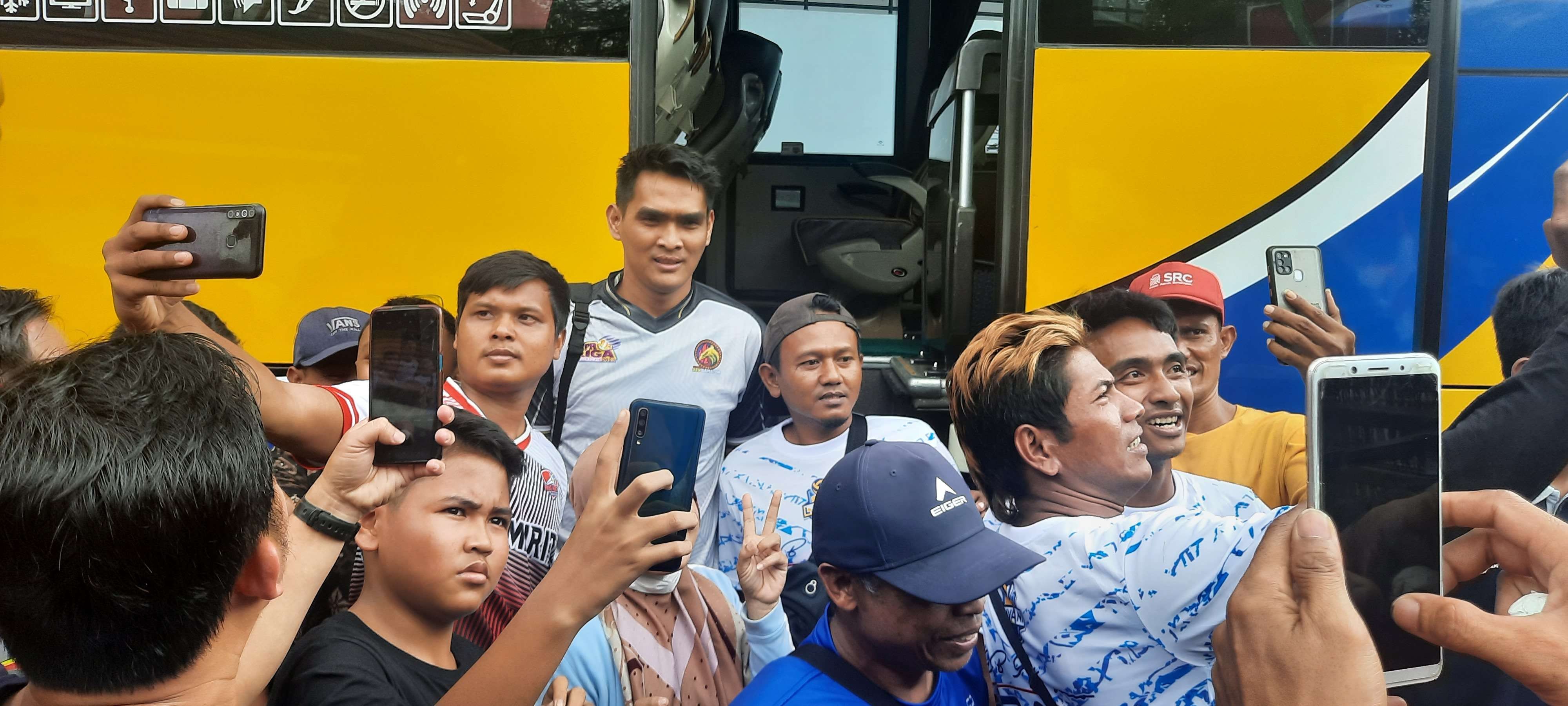 Para penggemar Lavani Allo Bank saat meminta berswafoto bersama bintang Surabaya BIN Samator, Rivan Nurmulki. (Foto: Rizal A/Ngopibareng.id)