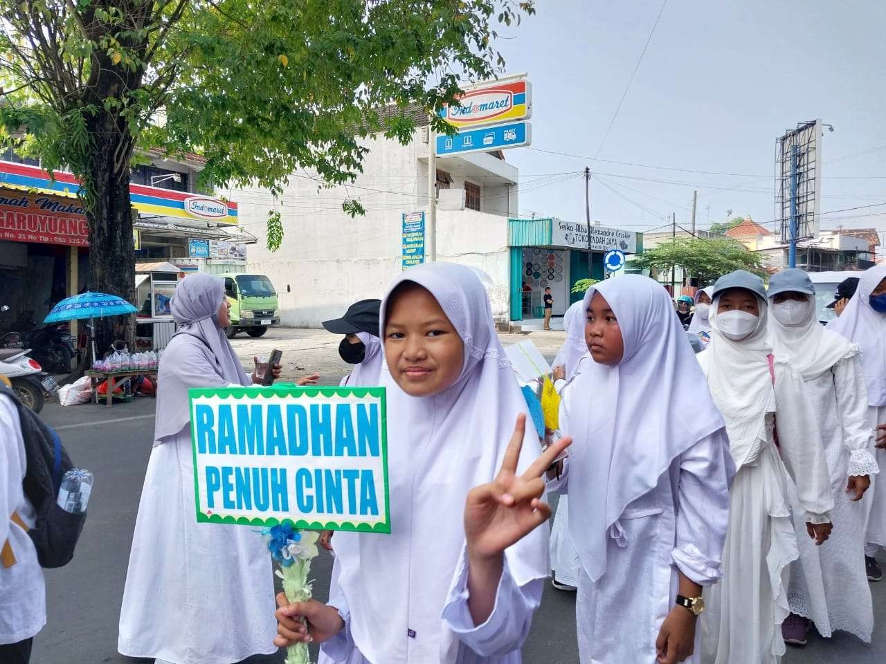 Pawai siswa SD dan PAUD Islam Terpadu gegap gempita menyambut Ramadan 1444 Hijriah. (Foto: Ahmad Sampurno/Ngopibareng.id)